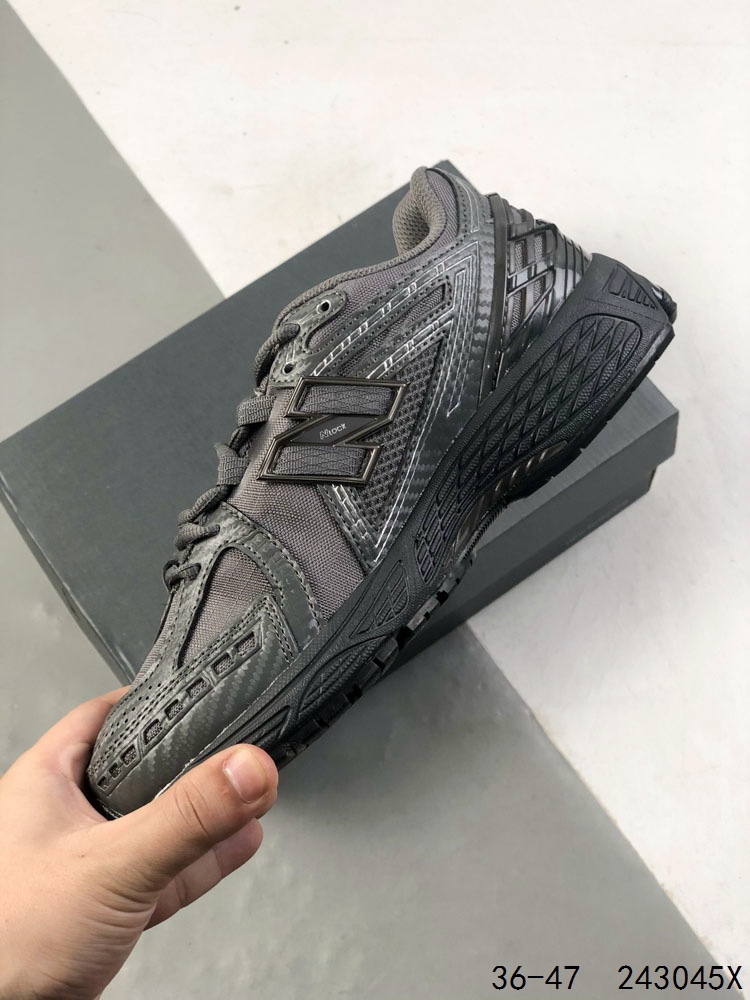 🈴️💰170
公司级带半码！
新百伦New Balance 1906 复古跑鞋 小红书爆款 NB1906这双鞋确实是NB家经典复古款式之一，以全新科技诠释，成功打造1906鞋款，鞋面在保持1906基本线条和片层结构的同时，采用更为简洁、流畅的设计语言
ID：243045X