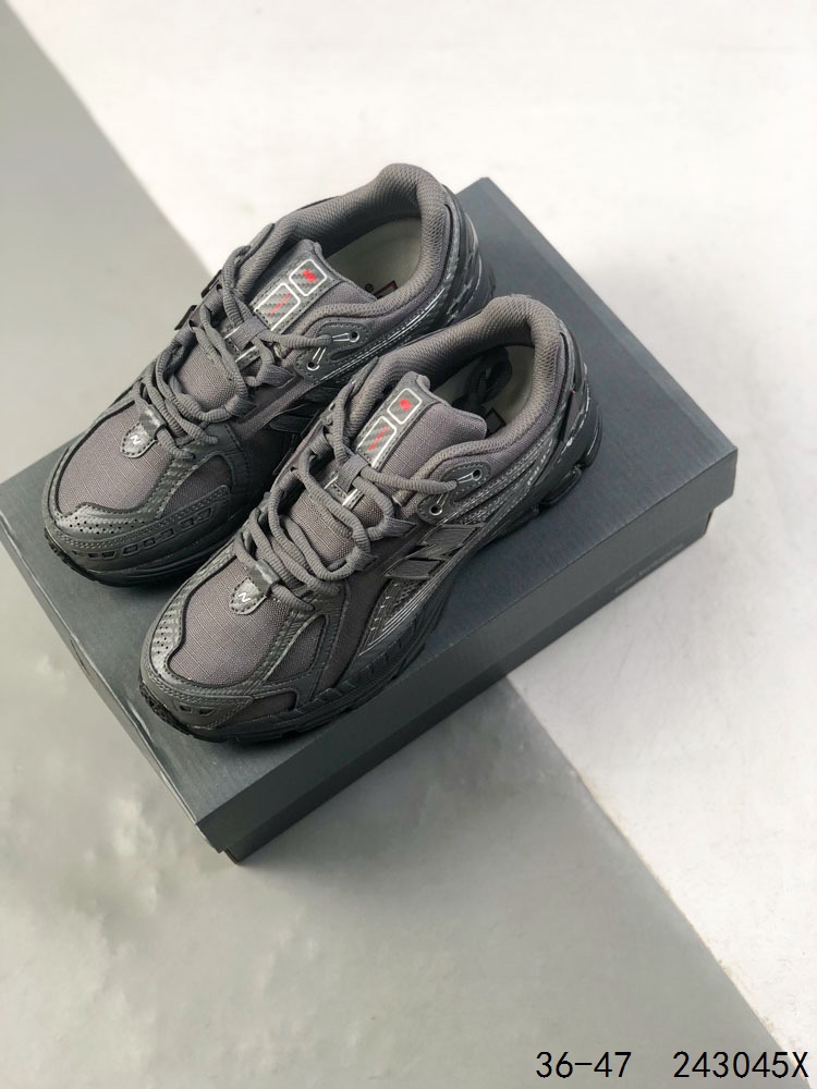 🈴️💰170
公司级带半码！
新百伦New Balance 1906 复古跑鞋 小红书爆款 NB1906这双鞋确实是NB家经典复古款式之一，以全新科技诠释，成功打造1906鞋款，鞋面在保持1906基本线条和片层结构的同时，采用更为简洁、流畅的设计语言
ID：243045X