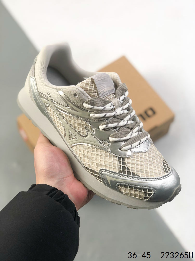 💰180
Mizuno美津浓 LG 60S 2K 舒适百搭 做旧设计 德训 薄底防滑耐磨 低帮休闲鞋
Y2K与60S的时空碰撞 趋势破壁 沿袭MIZUNO经典薄底跑鞋廓形全新年轻化鞋面设计 释出质感与活力兼具的LG 60S 2K
麂皮质感温润柔和 LOGO精致点缀 步履之间 邂逅自在的优雅 全鞋面做旧工艺处理 色基底上局部龟裂 旧化纹理设计 褪去新鞋生硬感
货号:D1GH242103
ID:223265H