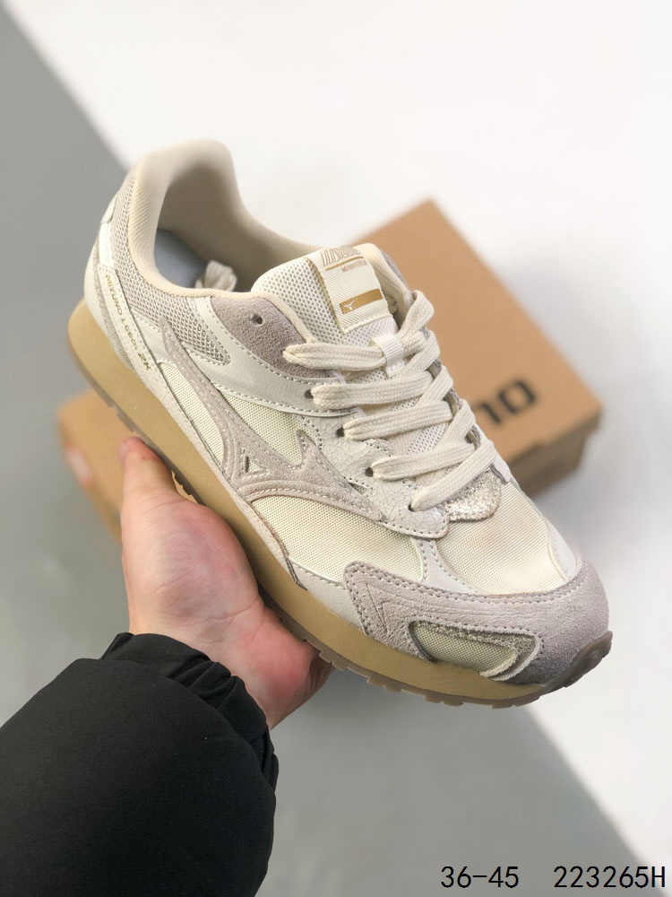 💰180
Mizuno美津浓 LG 60S 2K 舒适百搭 做旧设计 德训 薄底防滑耐磨 低帮休闲鞋
Y2K与60S的时空碰撞 趋势破壁 沿袭MIZUNO经典薄底跑鞋廓形全新年轻化鞋面设计 释出质感与活力兼具的LG 60S 2K
麂皮质感温润柔和 LOGO精致点缀 步履之间 邂逅自在的优雅 全鞋面做旧工艺处理 色基底上局部龟裂 旧化纹理设计 褪去新鞋生硬感
货号:D1GH242103
ID:223265H