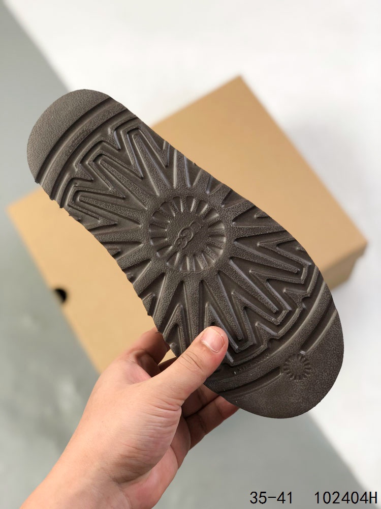 UGG 品牌的起源可以追溯到澳大利亚,一战时期,澳大利亚飞行员用两块羊皮包裹成鞋子穿在脚上御寒,这种设计后来逐渐在澳洲流行开来.品牌正式创立于 1978 年,由澳大利亚冲浪员 Brian Smith 带到美国加利福尼亚并推广.以其标志性的羊毛靴而闻名于世,已成为冬季时尚与舒适的代名词.它们不仅继承了 UGG 品牌的经典元素,更在细节上进行了创新. ID:102404H