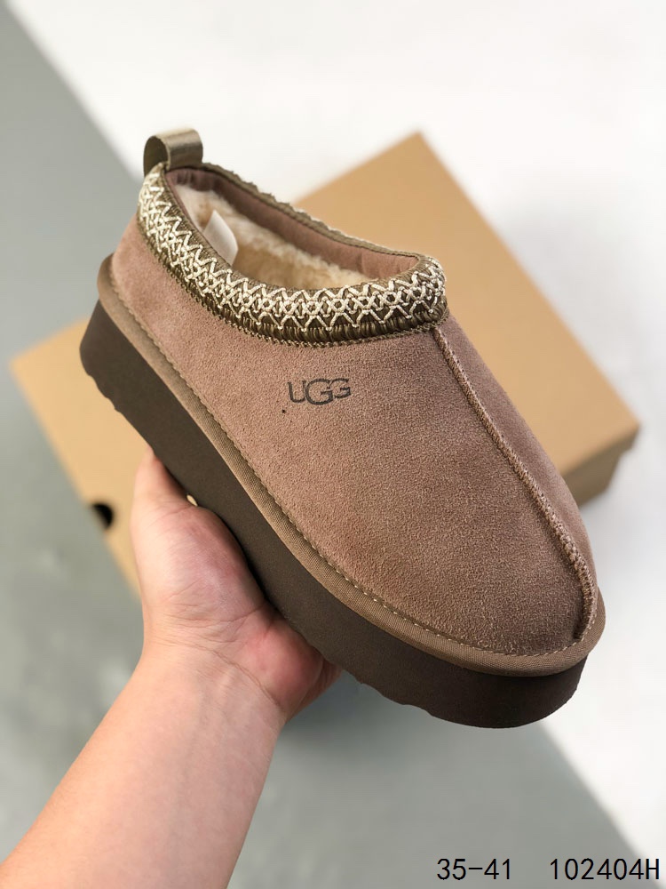 UGG 品牌的起源可以追溯到澳大利亚,一战时期,澳大利亚飞行员用两块羊皮包裹成鞋子穿在脚上御寒,这种设计后来逐渐在澳洲流行开来.品牌正式创立于 1978 年,由澳大利亚冲浪员 Brian Smith 带到美国加利福尼亚并推广.以其标志性的羊毛靴而闻名于世,已成为冬季时尚与舒适的代名词.它们不仅继承了 UGG 品牌的经典元素,更在细节上进行了创新. ID:102404H
