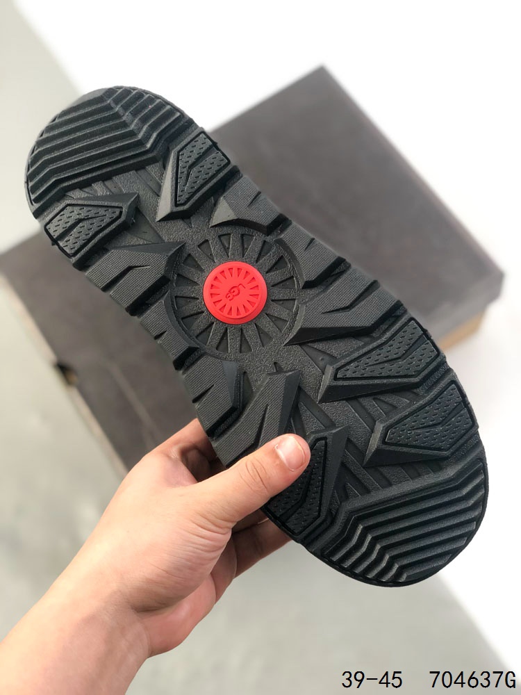 UGG 品牌的起源可以追溯到澳大利亚,一战时期,澳大利亚飞行员用两块羊皮包裹成鞋子穿在脚上御寒,这种设计后来逐渐在澳洲流行开来.品牌正式创立于 1978 年,由澳大利亚冲浪员 Brian Smith 带到美国加利福尼亚并推广.以其标志性的羊毛靴而闻名于世,已成为冬季时尚与舒适的代名词.今天,为大家带来四双新款,它们不仅继承了 UGG 品牌的经典元素,更在细节上进行了创新. ID:704637G