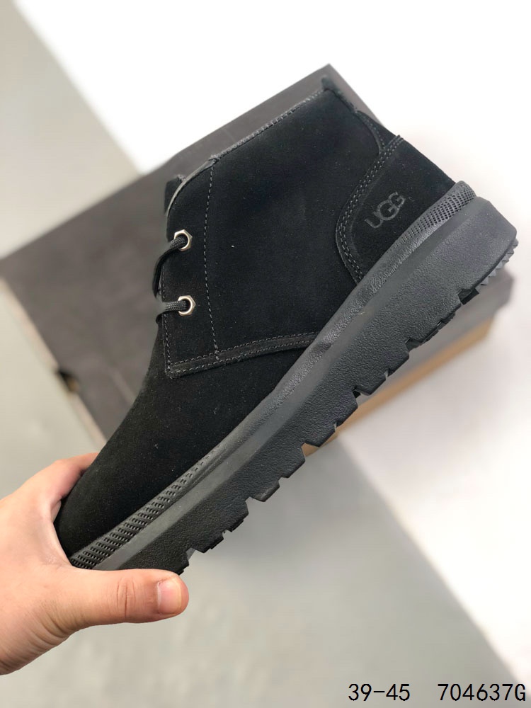 UGG 品牌的起源可以追溯到澳大利亚,一战时期,澳大利亚飞行员用两块羊皮包裹成鞋子穿在脚上御寒,这种设计后来逐渐在澳洲流行开来.品牌正式创立于 1978 年,由澳大利亚冲浪员 Brian Smith 带到美国加利福尼亚并推广.以其标志性的羊毛靴而闻名于世,已成为冬季时尚与舒适的代名词.今天,为大家带来四双新款,它们不仅继承了 UGG 品牌的经典元素,更在细节上进行了创新. ID:704637G