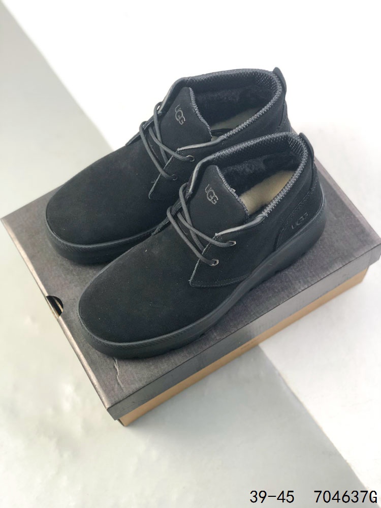 UGG 品牌的起源可以追溯到澳大利亚,一战时期,澳大利亚飞行员用两块羊皮包裹成鞋子穿在脚上御寒,这种设计后来逐渐在澳洲流行开来.品牌正式创立于 1978 年,由澳大利亚冲浪员 Brian Smith 带到美国加利福尼亚并推广.以其标志性的羊毛靴而闻名于世,已成为冬季时尚与舒适的代名词.今天,为大家带来四双新款,它们不仅继承了 UGG 品牌的经典元素,更在细节上进行了创新. ID:704637G