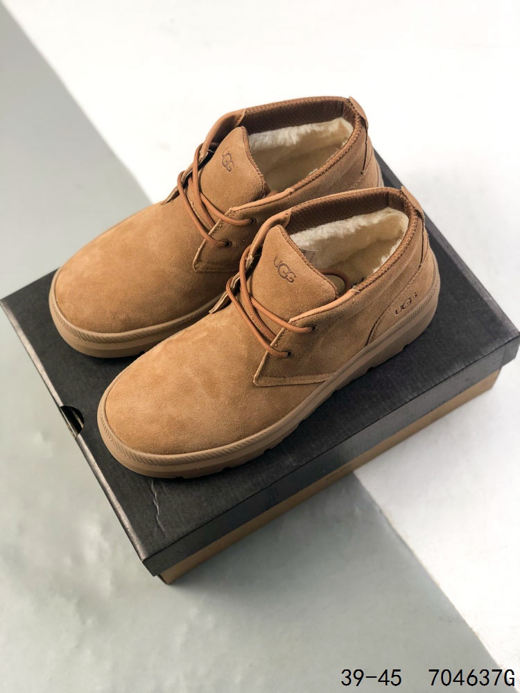 UGG 品牌的起源可以追溯到澳大利亚,一战时期,澳大利亚飞行员用两块羊皮包裹成鞋子穿在脚上御寒,这种设计后来逐渐在澳洲流行开来.品牌正式创立于 1978 年,由澳大利亚冲浪员 Brian Smith 带到美国加利福尼亚并推广.以其标志性的羊毛靴而闻名于世,已成为冬季时尚与舒适的代名词.今天,为大家带来四双新款,它们不仅继承了 UGG 品牌的经典元素,更在细节上进行了创新. ID:704637G