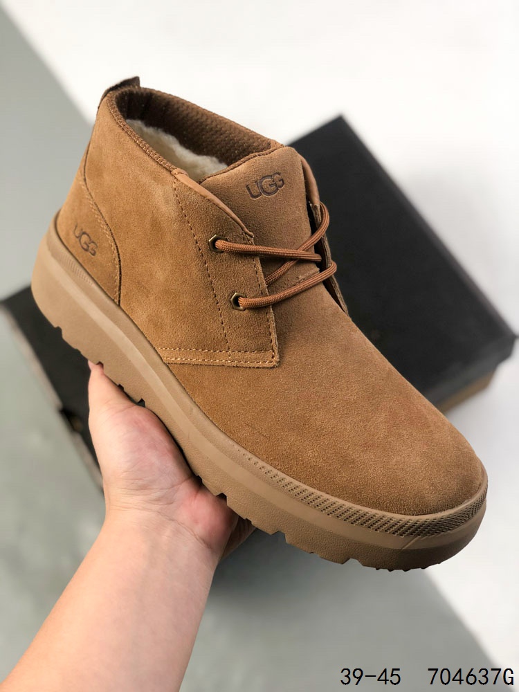 UGG 品牌的起源可以追溯到澳大利亚,一战时期,澳大利亚飞行员用两块羊皮包裹成鞋子穿在脚上御寒,这种设计后来逐渐在澳洲流行开来.品牌正式创立于 1978 年,由澳大利亚冲浪员 Brian Smith 带到美国加利福尼亚并推广.以其标志性的羊毛靴而闻名于世,已成为冬季时尚与舒适的代名词.今天,为大家带来四双新款,它们不仅继承了 UGG 品牌的经典元素,更在细节上进行了创新. ID:704637G