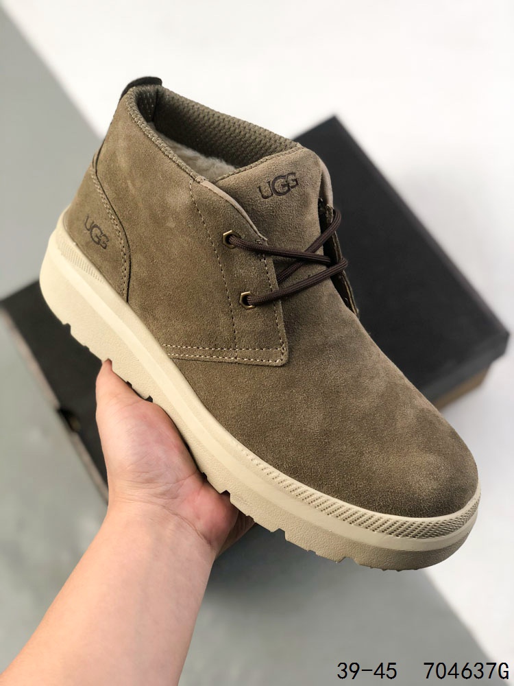 UGG 品牌的起源可以追溯到澳大利亚,一战时期,澳大利亚飞行员用两块羊皮包裹成鞋子穿在脚上御寒,这种设计后来逐渐在澳洲流行开来.品牌正式创立于 1978 年,由澳大利亚冲浪员 Brian Smith 带到美国加利福尼亚并推广.以其标志性的羊毛靴而闻名于世,已成为冬季时尚与舒适的代名词.今天,为大家带来四双新款,它们不仅继承了 UGG 品牌的经典元素,更在细节上进行了创新. ID:704637G