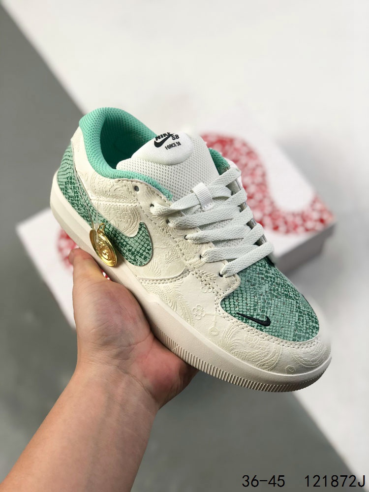 💰110
真标带半码！
耐克Nike SB Force 58款 是一款将前沿创新带入街头的单品，它具有硫化杯底，具有出色的耐用性和灵活性。使用帆布和绒面革，在饰面上放置通风口，它自始至终都融入了传统篮球风格，此次配色迎入，小闪电和芝加哥的风格，重新打造鞋款
ID:121872J