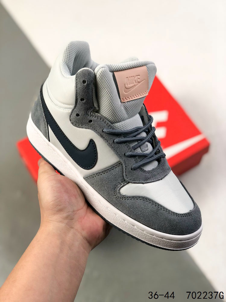 💰130 真标带半码！ 耐克 Nike Court Borough 高帮百搭透气休闲运动板鞋，经典耐用的设计，兼顾舒适脚感和出众风范，演绎匠心之作。结构性的支撑贴合感结合复古篮球设计，塑就场外全明星风范。 ID：702237G