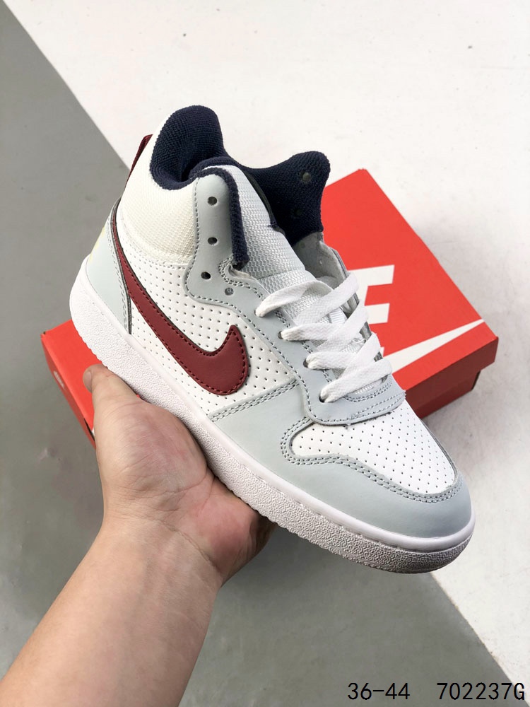 💰130 真标带半码！ 耐克 Nike Court Borough 高帮百搭透气休闲运动板鞋，经典耐用的设计，兼顾舒适脚感和出众风范，演绎匠心之作。结构性的支撑贴合感结合复古篮球设计，塑就场外全明星风范。 ID：702237G