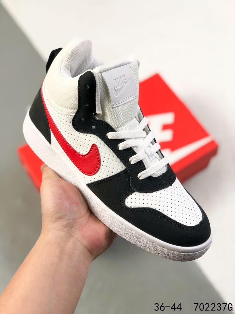 🈴️ 💰130 真标带半码！ 耐克 Nike Court Borough 高帮百搭透气休闲运动板鞋，经典耐用的设计，兼顾舒适脚感和出众风范，演绎匠心之作。结构性的支撑贴合感结合复古篮球设计，塑就场外全明星风范。 ID：702237G