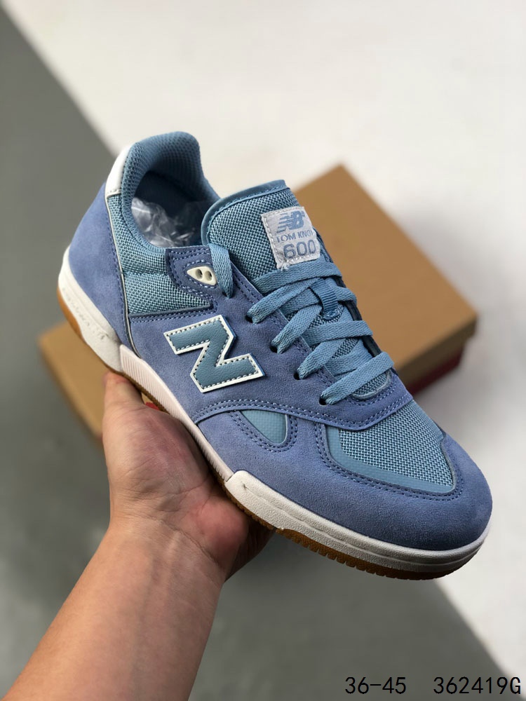 New Balance NB 600 休闲舒适 耐磨轻便 低帮 板鞋 男女同款 黑白 以更纯粹的复古风格设计打造的全新造型.侧身还以解构设计,将 N 字标志以做旧压花样式呈现,样式别具新意.而麂皮、冲孔皮革的塑造,则呈现出高级怀旧气质,也让鞋款在奢华时装风格与运动氛围之间达到了平衡. 货号:NM600WTA Size:如图 编码:362419G