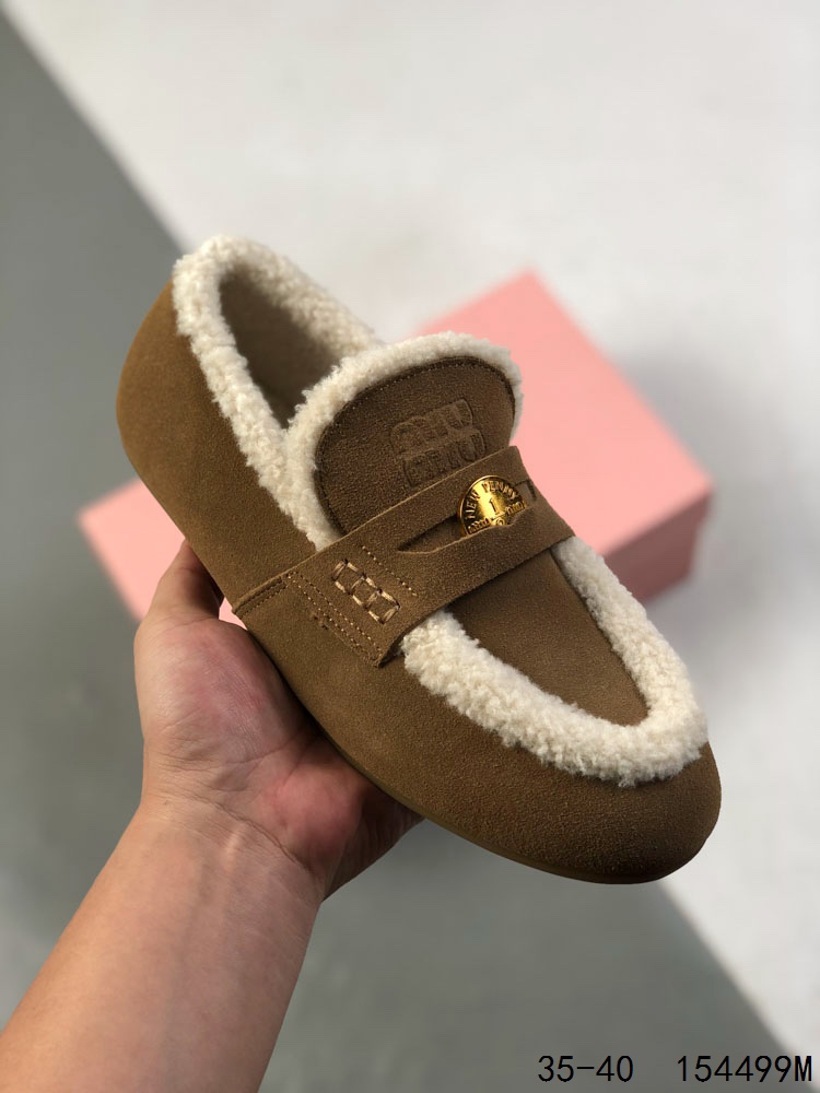 💰230
【新品🔥公司级】缪缪（MiuMiu）女士雪地靴保暖靴子 防寒低帮板鞋 柔软舒适轻便圆头绒面革羊皮内里露缝工艺 材质‌：鞋面为聚酰胺再生材料，内衬同材质，鞋底为织物内底和橡胶底🌨️ 冬天来了，是时候给自己准备一双既时尚又保暖的雪地靴了！MiuMiu缪缪2024ss系列的羽绒雪地靴，绝对是你的冬日时尚新宠！这款靴子不仅拥有轻奢的品质，还自带温暖的腔调，穿上它，仿佛整个冬天都变得温暖而美好。

尺码:  35-40
编码:  154499M