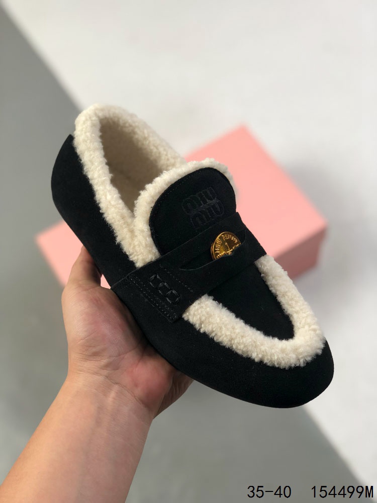 💰230
【新品🔥公司级】缪缪（MiuMiu）女士雪地靴保暖靴子 防寒低帮板鞋 柔软舒适轻便圆头绒面革羊皮内里露缝工艺 材质‌：鞋面为聚酰胺再生材料，内衬同材质，鞋底为织物内底和橡胶底🌨️ 冬天来了，是时候给自己准备一双既时尚又保暖的雪地靴了！MiuMiu缪缪2024ss系列的羽绒雪地靴，绝对是你的冬日时尚新宠！这款靴子不仅拥有轻奢的品质，还自带温暖的腔调，穿上它，仿佛整个冬天都变得温暖而美好。

尺码:  35-40
编码:  154499M