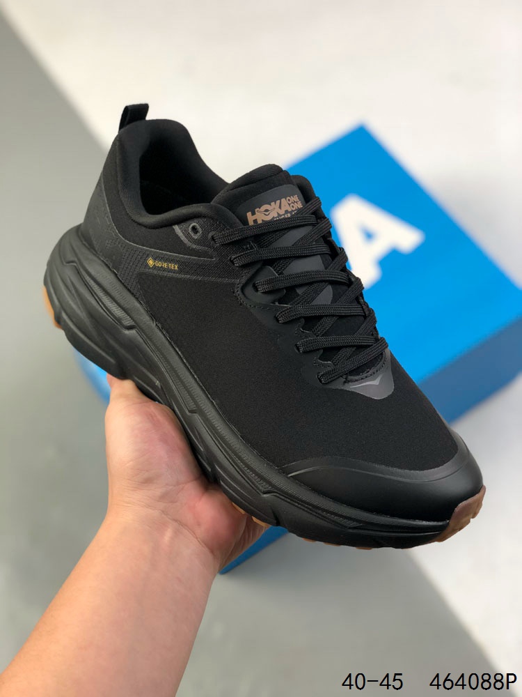 💰210
【公司级】HOKA ONE ONE Challenger ATR6挑战者全地形6减震平衡越野跑鞋 防水版，适合全地形路段，百公里越野无需换鞋。HOKA ONE ONE Challenger ATR6/挑战者6 男款越野跑鞋，挑战者全地形6代，继承了Challenger系列的柔软缓震和平稳顺滑脚感，并在越野路段保证抓地力，在城市路段提供舒适顺畅感。鞋面采用再生面料，工程网布鞋面，保证舒适透气性。厚实的缓冲中底可帮助足部减震，坚固舒适度和支撑力。大底紧密排布的4mm宽条带状凸耳，提升越野的抓地力。滚动平衡，确保自然步伐，嵌入式鞋床，提供全方位稳定感。

货号：1106510
尺码：40-45
编码：464088P