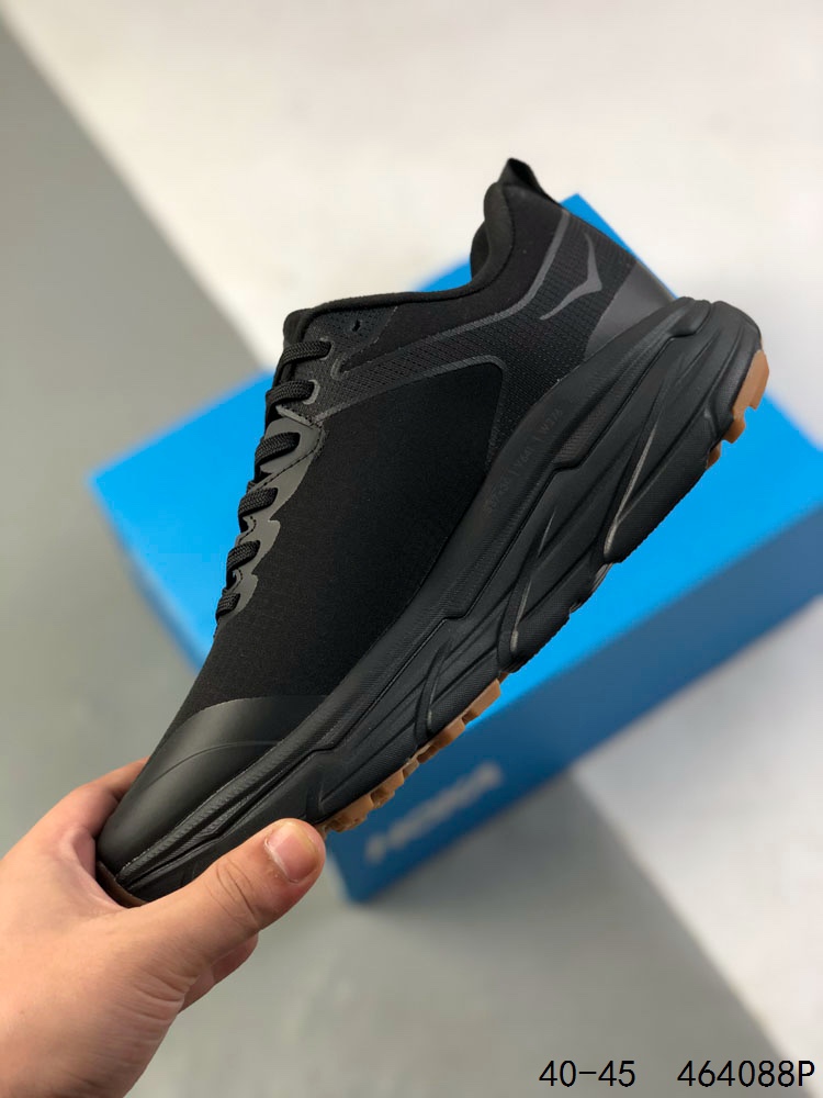 💰210
【公司级】HOKA ONE ONE Challenger ATR6挑战者全地形6减震平衡越野跑鞋 防水版,适合全地形路段,百公里越野无需换鞋。HOKA ONE ONE Challenger ATR6/挑战者6 男款越野跑鞋,挑战者全地形6代,继承了Challenger系列的柔软缓震和平稳顺滑脚感,并在越野路段保证抓地力,在城市路段提供舒适顺畅感。鞋面采用再生面料,工程网布鞋面,保证舒适透气性。厚实的缓冲中底可帮助足部减震,坚固舒适度和支撑力。大底紧密排布的4mm宽条带状凸耳,提升越野的抓地力。滚动平衡,确保自然步伐,嵌入式鞋床,提供全方位稳定感。
货号:1106510
尺码:40-45
编码:464088P