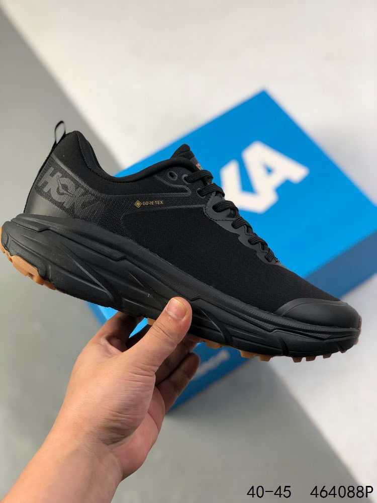 💰210
【公司级】HOKA ONE ONE Challenger ATR6挑战者全地形6减震平衡越野跑鞋 防水版,适合全地形路段,百公里越野无需换鞋。HOKA ONE ONE Challenger ATR6/挑战者6 男款越野跑鞋,挑战者全地形6代,继承了Challenger系列的柔软缓震和平稳顺滑脚感,并在越野路段保证抓地力,在城市路段提供舒适顺畅感。鞋面采用再生面料,工程网布鞋面,保证舒适透气性。厚实的缓冲中底可帮助足部减震,坚固舒适度和支撑力。大底紧密排布的4mm宽条带状凸耳,提升越野的抓地力。滚动平衡,确保自然步伐,嵌入式鞋床,提供全方位稳定感。
货号:1106510
尺码:40-45
编码:464088P