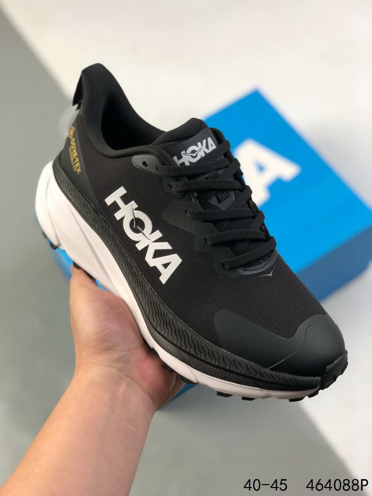 💰210
【公司级】HOKA ONE ONE Challenger ATR6挑战者全地形6减震平衡越野跑鞋 防水版，适合全地形路段，百公里越野无需换鞋。HOKA ONE ONE Challenger ATR6/挑战者6 男款越野跑鞋，挑战者全地形6代，继承了Challenger系列的柔软缓震和平稳顺滑脚感，并在越野路段保证抓地力，在城市路段提供舒适顺畅感。鞋面采用再生面料，工程网布鞋面，保证舒适透气性。厚实的缓冲中底可帮助足部减震，坚固舒适度和支撑力。大底紧密排布的4mm宽条带状凸耳，提升越野的抓地力。滚动平衡，确保自然步伐，嵌入式鞋床，提供全方位稳定感。

货号：1106510
尺码：40-45
编码：464088P