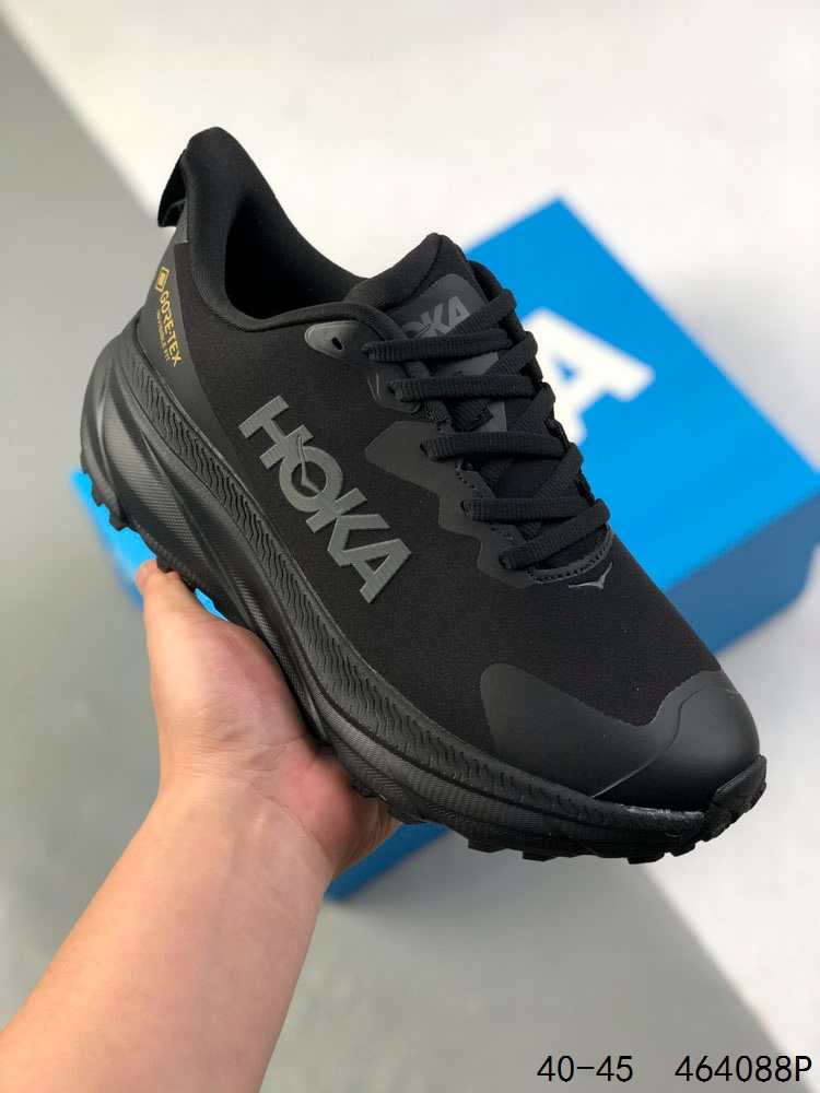 💰210
【公司级】HOKA ONE ONE Challenger ATR6挑战者全地形6减震平衡越野跑鞋 防水版，适合全地形路段，百公里越野无需换鞋。HOKA ONE ONE Challenger ATR6/挑战者6 男款越野跑鞋，挑战者全地形6代，继承了Challenger系列的柔软缓震和平稳顺滑脚感，并在越野路段保证抓地力，在城市路段提供舒适顺畅感。鞋面采用再生面料，工程网布鞋面，保证舒适透气性。厚实的缓冲中底可帮助足部减震，坚固舒适度和支撑力。大底紧密排布的4mm宽条带状凸耳，提升越野的抓地力。滚动平衡，确保自然步伐，嵌入式鞋床，提供全方位稳定感。

货号：1106510
尺码：40-45
编码：464088P