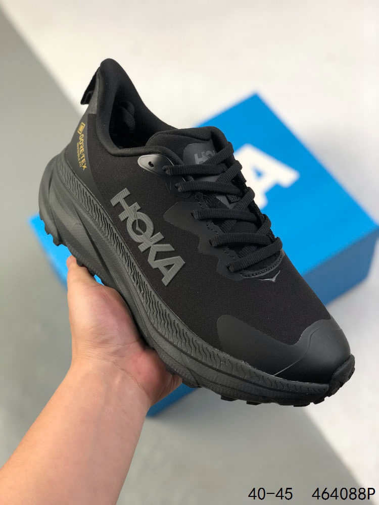 💰210
【公司级】HOKA ONE ONE Challenger ATR6挑战者全地形6减震平衡越野跑鞋 防水版，适合全地形路段，百公里越野无需换鞋。HOKA ONE ONE Challenger ATR6/挑战者6 男款越野跑鞋，挑战者全地形6代，继承了Challenger系列的柔软缓震和平稳顺滑脚感，并在越野路段保证抓地力，在城市路段提供舒适顺畅感。鞋面采用再生面料，工程网布鞋面，保证舒适透气性。厚实的缓冲中底可帮助足部减震，坚固舒适度和支撑力。大底紧密排布的4mm宽条带状凸耳，提升越野的抓地力。滚动平衡，确保自然步伐，嵌入式鞋床，提供全方位稳定感。

货号：1106510
尺码：40-45
编码：464088P