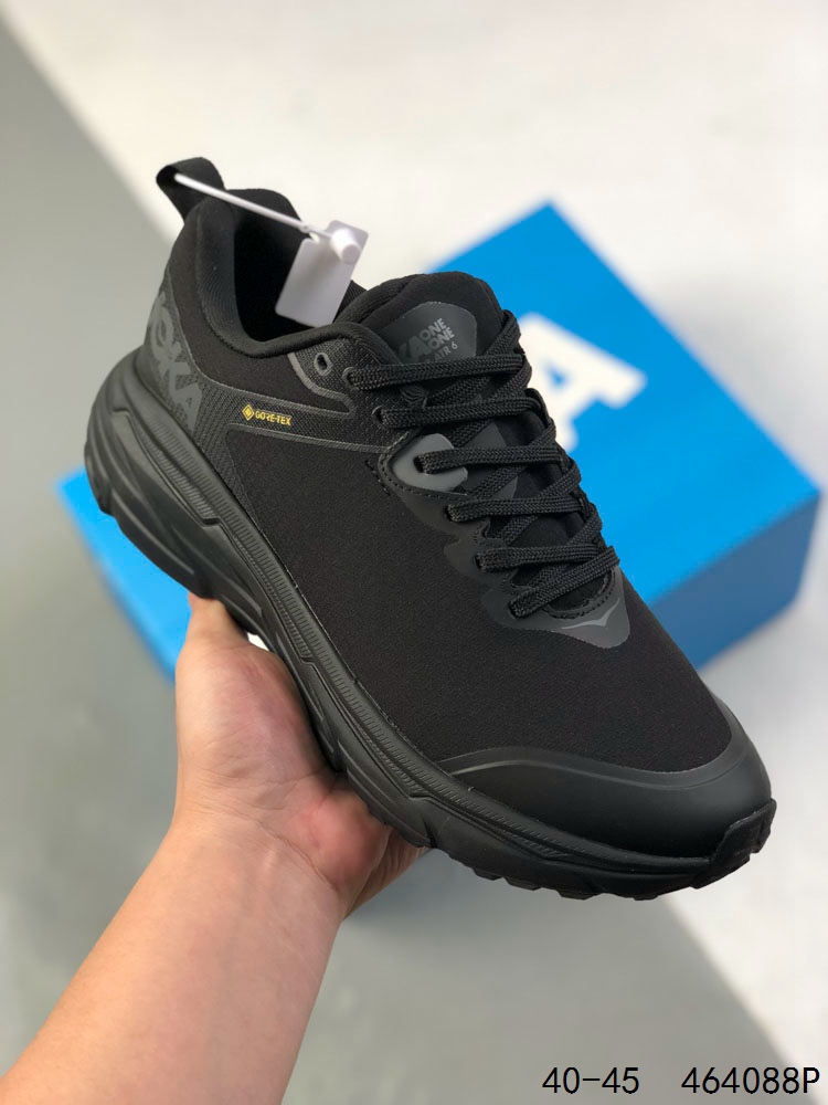 💰210
【公司级】HOKA ONE ONE Challenger ATR6挑战者全地形6减震平衡越野跑鞋 防水版，适合全地形路段，百公里越野无需换鞋。HOKA ONE ONE Challenger ATR6/挑战者6 男款越野跑鞋，挑战者全地形6代，继承了Challenger系列的柔软缓震和平稳顺滑脚感，并在越野路段保证抓地力，在城市路段提供舒适顺畅感。鞋面采用再生面料，工程网布鞋面，保证舒适透气性。厚实的缓冲中底可帮助足部减震，坚固舒适度和支撑力。大底紧密排布的4mm宽条带状凸耳，提升越野的抓地力。滚动平衡，确保自然步伐，嵌入式鞋床，提供全方位稳定感。

货号：1106510
尺码：40-45
编码：464088P