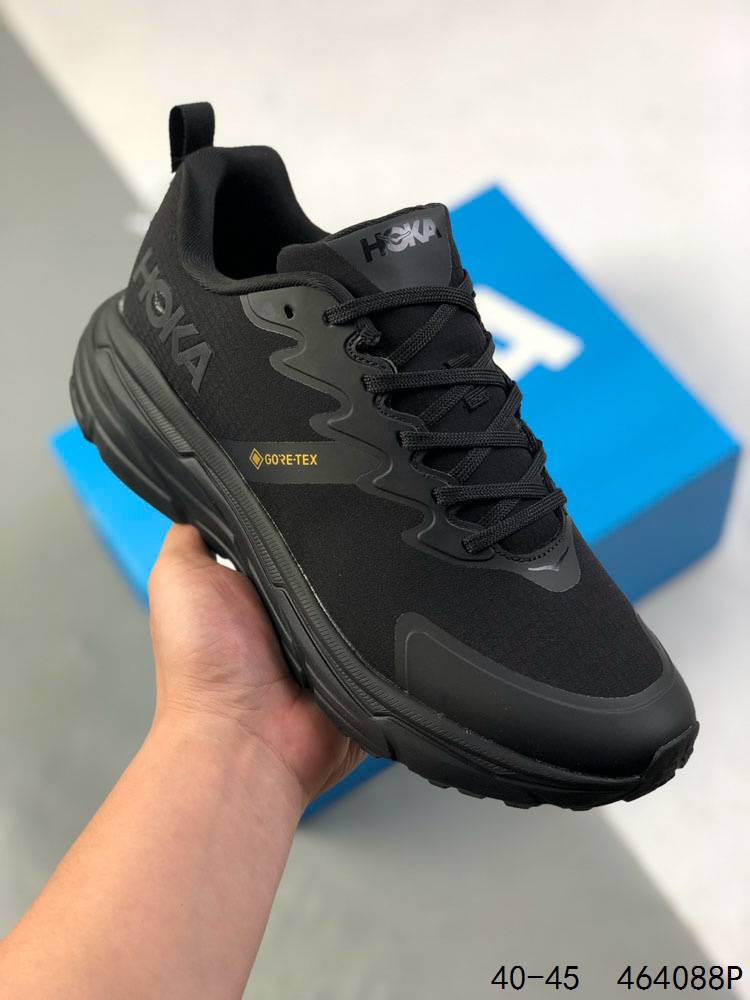 💰210
【公司级】HOKA ONE ONE Challenger ATR6挑战者全地形6减震平衡越野跑鞋 防水版，适合全地形路段，百公里越野无需换鞋。HOKA ONE ONE Challenger ATR6/挑战者6 男款越野跑鞋，挑战者全地形6代，继承了Challenger系列的柔软缓震和平稳顺滑脚感，并在越野路段保证抓地力，在城市路段提供舒适顺畅感。鞋面采用再生面料，工程网布鞋面，保证舒适透气性。厚实的缓冲中底可帮助足部减震，坚固舒适度和支撑力。大底紧密排布的4mm宽条带状凸耳，提升越野的抓地力。滚动平衡，确保自然步伐，嵌入式鞋床，提供全方位稳定感。

货号：1106510
尺码：40-45
编码：464088P