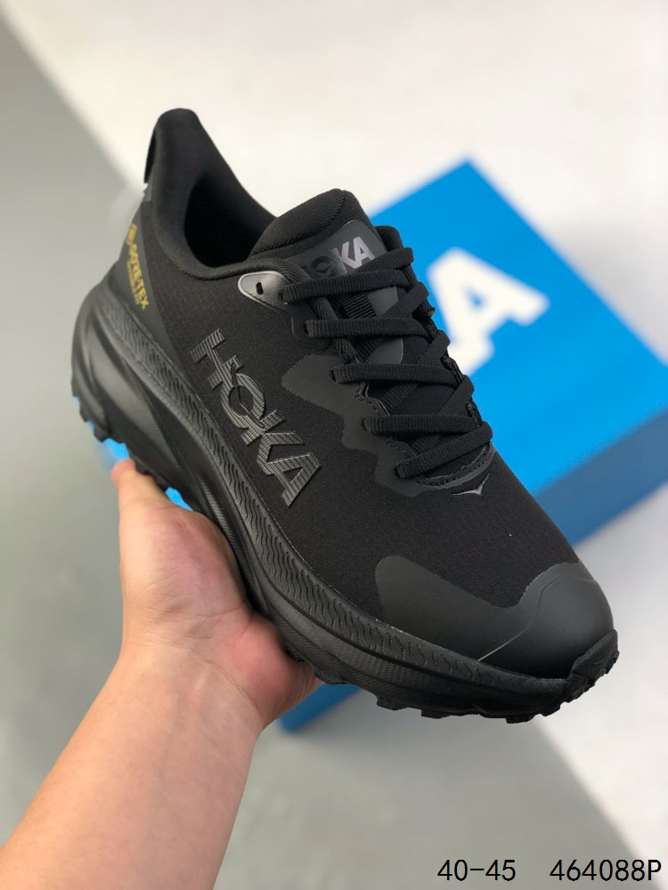 🈴️2⃣️ 💰210
【公司级】HOKA ONE ONE Challenger ATR6挑战者全地形6减震平衡越野跑鞋 防水版，适合全地形路段，百公里越野无需换鞋。HOKA ONE ONE Challenger ATR6/挑战者6 男款越野跑鞋，挑战者全地形6代，继承了Challenger系列的柔软缓震和平稳顺滑脚感，并在越野路段保证抓地力，在城市路段提供舒适顺畅感。鞋面采用再生面料，工程网布鞋面，保证舒适透气性。厚实的缓冲中底可帮助足部减震，坚固舒适度和支撑力。大底紧密排布的4mm宽条带状凸耳，提升越野的抓地力。滚动平衡，确保自然步伐，嵌入式鞋床，提供全方位稳定感。

货号：1106510
尺码：40-45
编码：464088P