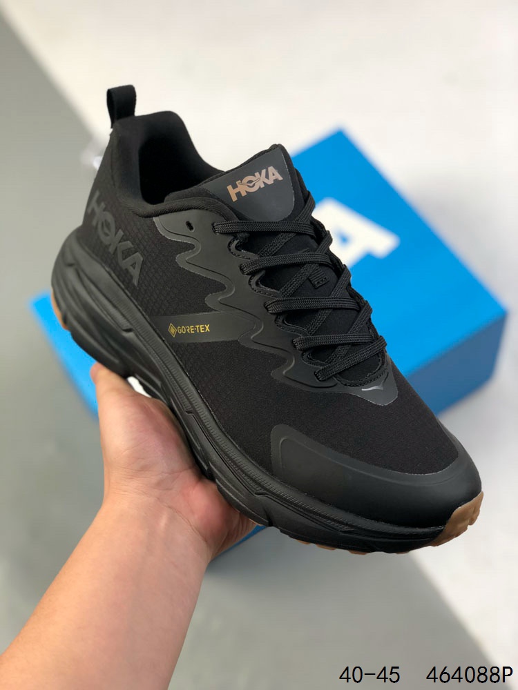 🈴️1⃣️ 💰210
【公司级】HOKA ONE ONE Challenger ATR6挑战者全地形6减震平衡越野跑鞋 防水版，适合全地形路段，百公里越野无需换鞋。HOKA ONE ONE Challenger ATR6/挑战者6 男款越野跑鞋，挑战者全地形6代，继承了Challenger系列的柔软缓震和平稳顺滑脚感，并在越野路段保证抓地力，在城市路段提供舒适顺畅感。鞋面采用再生面料，工程网布鞋面，保证舒适透气性。厚实的缓冲中底可帮助足部减震，坚固舒适度和支撑力。大底紧密排布的4mm宽条带状凸耳，提升越野的抓地力。滚动平衡，确保自然步伐，嵌入式鞋床，提供全方位稳定感。

货号：1106510
尺码：40-45
编码：464088P