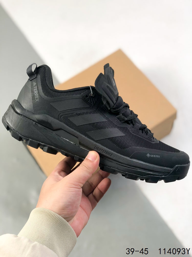 💰210 公司级✅Adidas阿迪达斯TERREX SKYCHASER TECH GTX新款男女运动中帮登山缓震徒步鞋 以GORE-TEX科技与CLIMAWARM+暖风科技为核心，搭配马牌橡胶外底与LIGHTMOTION技术，专为寒冷潮湿环境设计，堪称冬季户外运动的“全能通行证”。 CLIMAWARM+暖风科技则通过Primaloft®隔层与立体织法构建“热循环系统”。中空纤维结构可储存静止空气，配合鞋舌与鞋口的加厚设计，形成封闭式保暖空间，有效阻隔外界冷空气侵入。 货号：IE9905 尺码:39 40 40.5 41 42 42.5 43 44 45 编码：114093Y