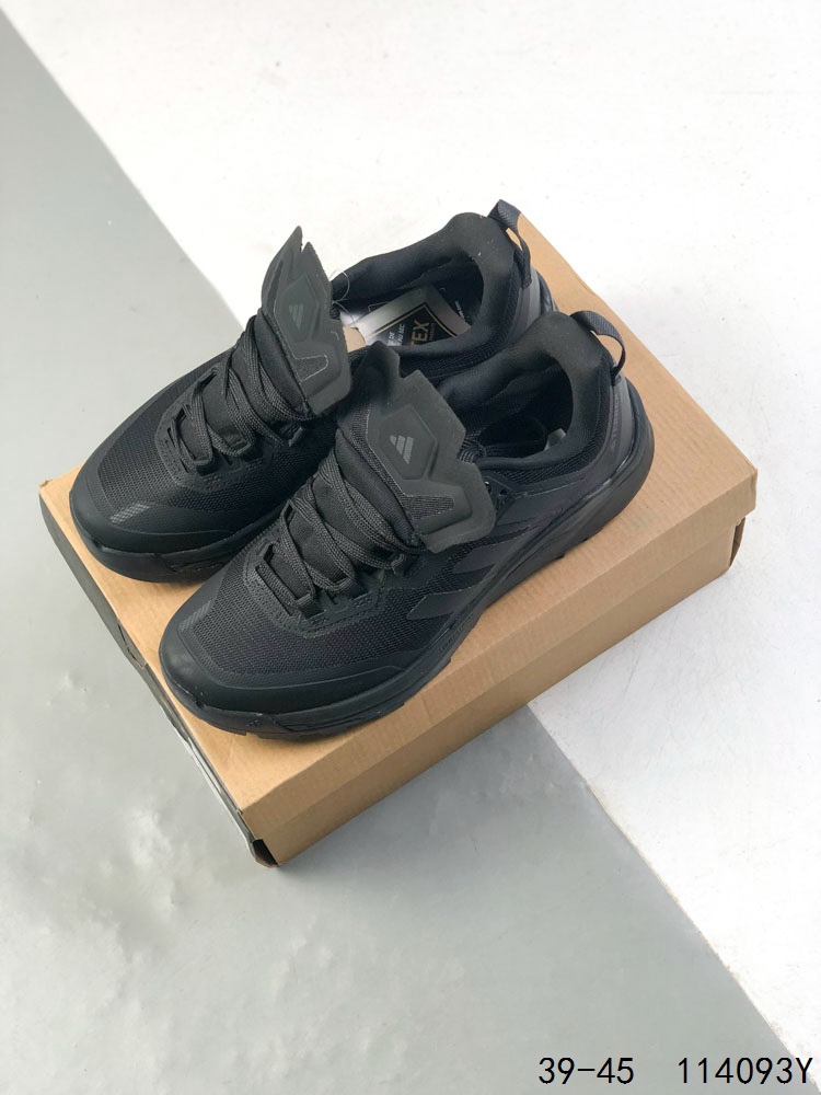 💰210 公司级✅Adidas阿迪达斯TERREX SKYCHASER TECH GTX新款男女运动中帮登山缓震徒步鞋 以GORE-TEX科技与CLIMAWARM+暖风科技为核心，搭配马牌橡胶外底与LIGHTMOTION技术，专为寒冷潮湿环境设计，堪称冬季户外运动的“全能通行证”。 CLIMAWARM+暖风科技则通过Primaloft®隔层与立体织法构建“热循环系统”。中空纤维结构可储存静止空气，配合鞋舌与鞋口的加厚设计，形成封闭式保暖空间，有效阻隔外界冷空气侵入。 货号：IE9905 尺码:39 40 40.5 41 42 42.5 43 44 45 编码：114093Y