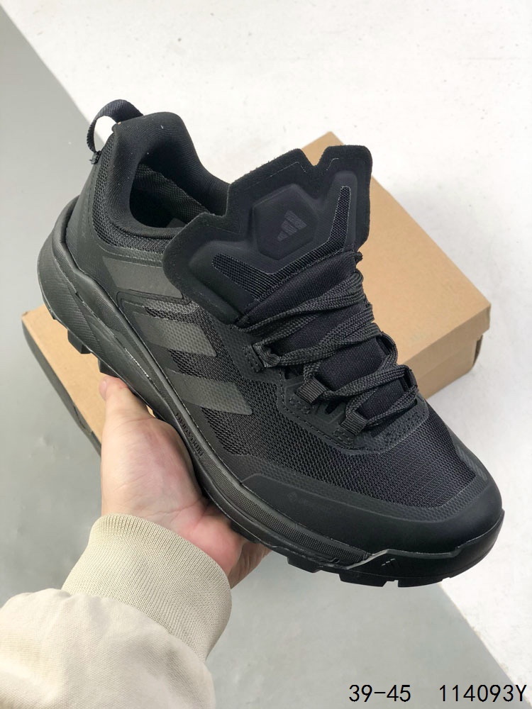 💰210 公司级✅Adidas阿迪达斯TERREX SKYCHASER TECH GTX新款男女运动中帮登山缓震徒步鞋 以GORE-TEX科技与CLIMAWARM+暖风科技为核心，搭配马牌橡胶外底与LIGHTMOTION技术，专为寒冷潮湿环境设计，堪称冬季户外运动的“全能通行证”。 CLIMAWARM+暖风科技则通过Primaloft®隔层与立体织法构建“热循环系统”。中空纤维结构可储存静止空气，配合鞋舌与鞋口的加厚设计，形成封闭式保暖空间，有效阻隔外界冷空气侵入。 货号：IE9905 尺码:39 40 40.5 41 42 42.5 43 44 45 编码：114093Y