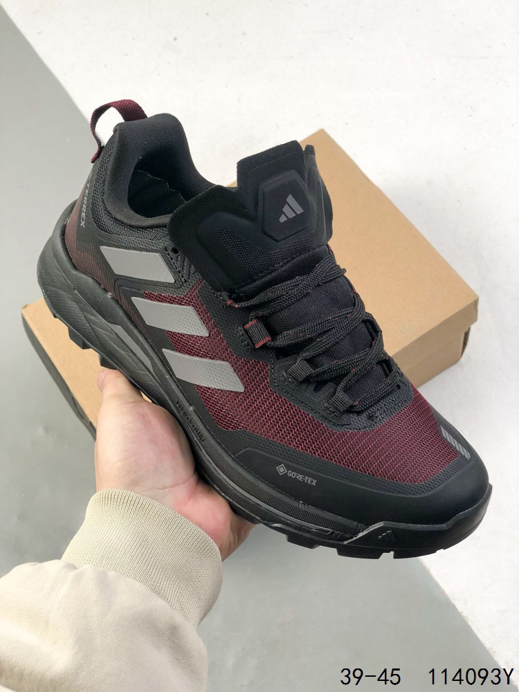 💰210 公司级✅Adidas阿迪达斯TERREX SKYCHASER TECH GTX新款男女运动中帮登山缓震徒步鞋 以GORE-TEX科技与CLIMAWARM+暖风科技为核心，搭配马牌橡胶外底与LIGHTMOTION技术，专为寒冷潮湿环境设计，堪称冬季户外运动的“全能通行证”。 CLIMAWARM+暖风科技则通过Primaloft®隔层与立体织法构建“热循环系统”。中空纤维结构可储存静止空气，配合鞋舌与鞋口的加厚设计，形成封闭式保暖空间，有效阻隔外界冷空气侵入。 货号：IE9905 尺码:39 40 40.5 41 42 42.5 43 44 45 编码：114093Y