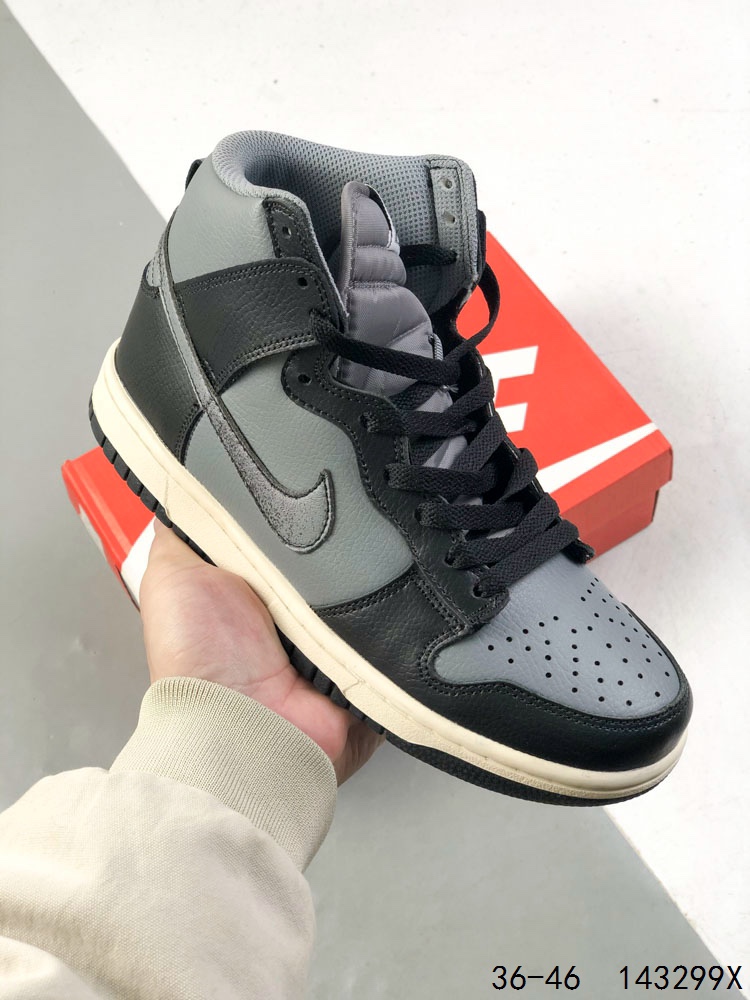 💰170 【公司级】耐克 AMBUSH x NK SB Dunk High 滑板鞋高帮男女士运动鞋 联名圣斗士大钩 吴亦凡同款篮球鞋 ，以早年间最经典的 Dunk Hi 为蓝本 选用质感出众的荔枝皮打造鞋面 搭配亮色配色尽显街头气质 鞋款最大亮点在于侧身 Swoosh Logo 延至后跟并超过鞋身 以夸张设计带来辨识度的提升 醒目效果极强 鞋舌与后跟处均饰有AMBUSH 字样 鞋款联名身份不言而喻 。 货号：FD0776 码数：36-46 ID：143299X