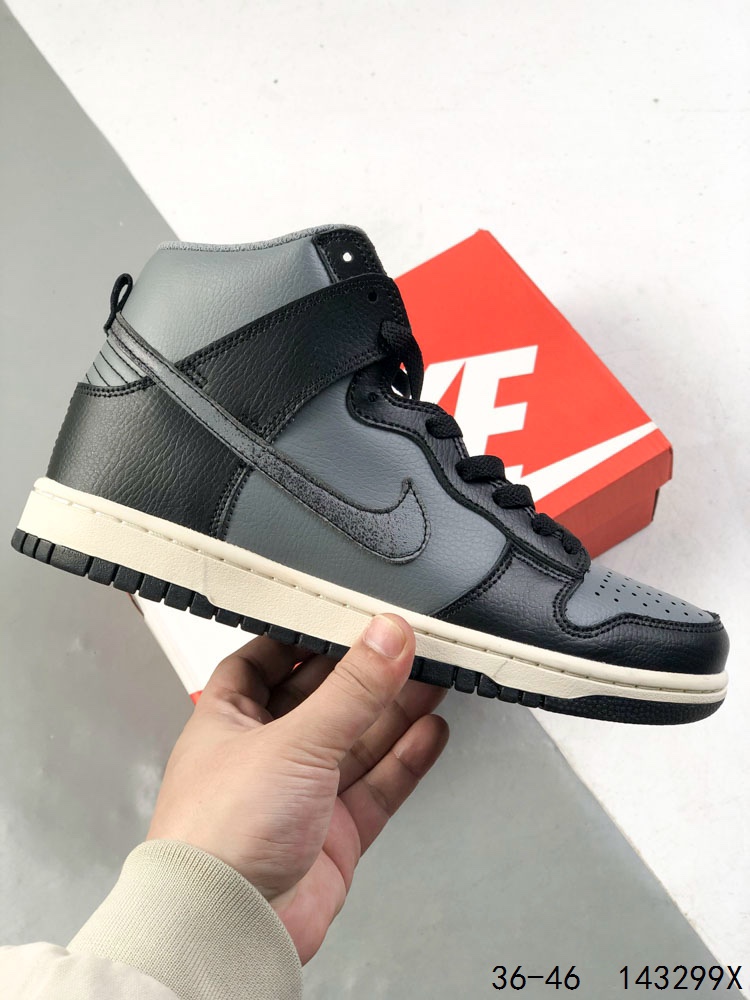 💰170 【公司级】耐克 AMBUSH x NK SB Dunk High 滑板鞋高帮男女士运动鞋 联名圣斗士大钩 吴亦凡同款篮球鞋 ，以早年间最经典的 Dunk Hi 为蓝本 选用质感出众的荔枝皮打造鞋面 搭配亮色配色尽显街头气质 鞋款最大亮点在于侧身 Swoosh Logo 延至后跟并超过鞋身 以夸张设计带来辨识度的提升 醒目效果极强 鞋舌与后跟处均饰有AMBUSH 字样 鞋款联名身份不言而喻 。 货号：FD0776 码数：36-46 ID：143299X