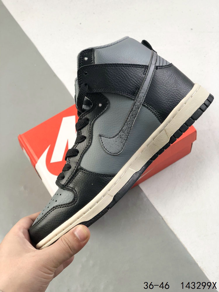 💰170 【公司级】耐克 AMBUSH x NK SB Dunk High 滑板鞋高帮男女士运动鞋 联名圣斗士大钩 吴亦凡同款篮球鞋 ，以早年间最经典的 Dunk Hi 为蓝本 选用质感出众的荔枝皮打造鞋面 搭配亮色配色尽显街头气质 鞋款最大亮点在于侧身 Swoosh Logo 延至后跟并超过鞋身 以夸张设计带来辨识度的提升 醒目效果极强 鞋舌与后跟处均饰有AMBUSH 字样 鞋款联名身份不言而喻 。 货号：FD0776 码数：36-46 ID：143299X