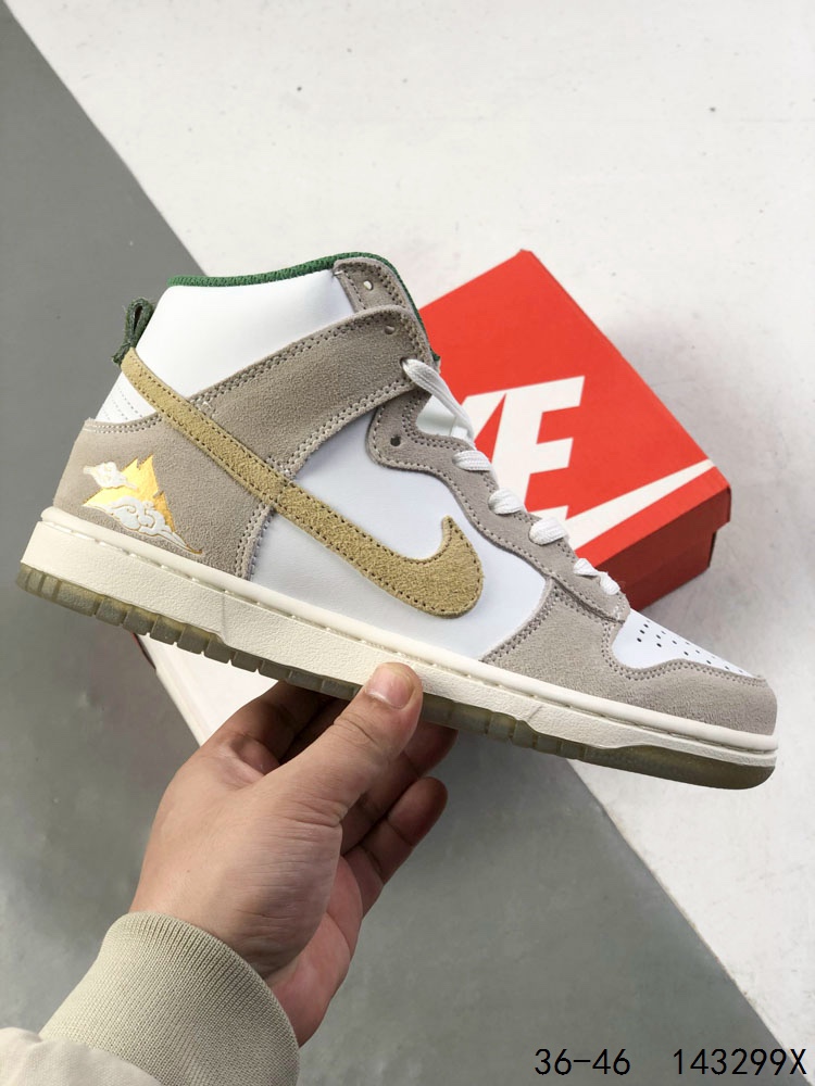 💰170 【公司级】耐克 AMBUSH x NK SB Dunk High 滑板鞋高帮男女士运动鞋 联名圣斗士大钩 吴亦凡同款篮球鞋 ，以早年间最经典的 Dunk Hi 为蓝本 选用质感出众的荔枝皮打造鞋面 搭配亮色配色尽显街头气质 鞋款最大亮点在于侧身 Swoosh Logo 延至后跟并超过鞋身 以夸张设计带来辨识度的提升 醒目效果极强 鞋舌与后跟处均饰有AMBUSH 字样 鞋款联名身份不言而喻 。 货号：FD0776 码数：36-46 ID：143299X