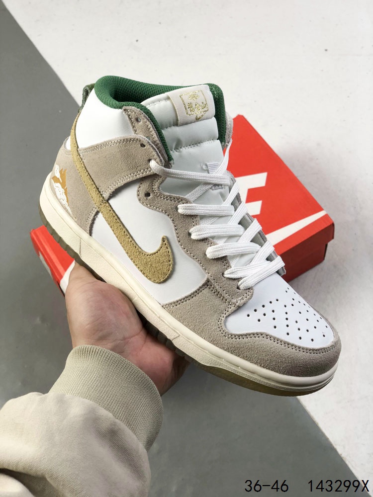 🈴️ 💰170 【公司级】耐克 AMBUSH x NK SB Dunk High 滑板鞋高帮男女士运动鞋 联名圣斗士大钩 吴亦凡同款篮球鞋 ，以早年间最经典的 Dunk Hi 为蓝本 选用质感出众的荔枝皮打造鞋面 搭配亮色配色尽显街头气质 鞋款最大亮点在于侧身 Swoosh Logo 延至后跟并超过鞋身 以夸张设计带来辨识度的提升 醒目效果极强 鞋舌与后跟处均饰有AMBUSH 字样 鞋款联名身份不言而喻 。 货号：FD0776 码数：36-46 ID：143299X