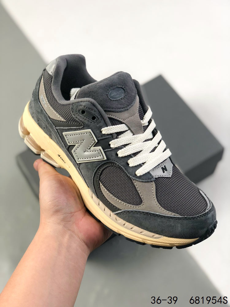 💰105 真标带半码！ 新百伦NB2002 balance 2002系列ML2002R ，那个老朋友回来了，十年前的经典设计，现在再次复刻于2010年推出，10年后新版被称为2002R，该当代版本的首回亮相将以灰色与黑色两个配色呈现，其设计秉承经典 New Balance 跑鞋轮廓，其鞋面由磨砂皮和网状面板制成，透气性好，应季性强，自带纹理更具运动时尚风。同时搭载 ABZORB 技术和 N-ergy 缓冲技术，Vibram橡胶黄金大底，耐磨性强，稳定性高，抓地更牢，不易打滑。 ID:681954S