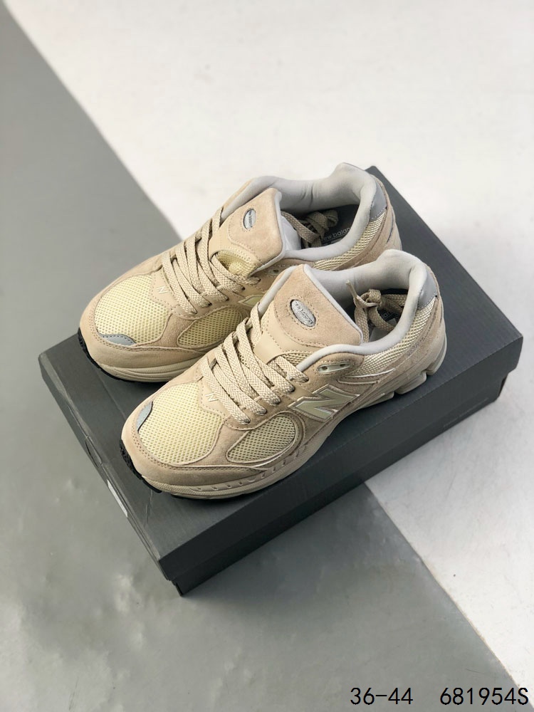 💰105 真标带半码！ 新百伦NB2002 balance 2002系列ML2002R ，那个老朋友回来了，十年前的经典设计，现在再次复刻于2010年推出，10年后新版被称为2002R，该当代版本的首回亮相将以灰色与黑色两个配色呈现，其设计秉承经典 New Balance 跑鞋轮廓，其鞋面由磨砂皮和网状面板制成，透气性好，应季性强，自带纹理更具运动时尚风。同时搭载 ABZORB 技术和 N-ergy 缓冲技术，Vibram橡胶黄金大底，耐磨性强，稳定性高，抓地更牢，不易打滑。 ID:681954S