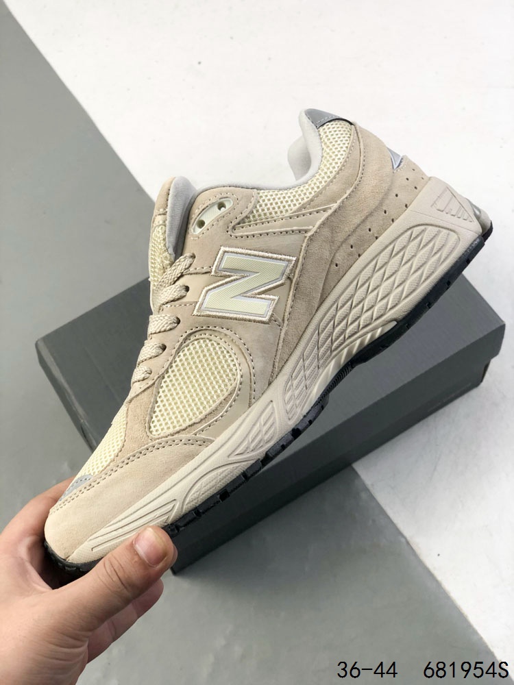 💰105 真标带半码！ 新百伦NB2002 balance 2002系列ML2002R ，那个老朋友回来了，十年前的经典设计，现在再次复刻于2010年推出，10年后新版被称为2002R，该当代版本的首回亮相将以灰色与黑色两个配色呈现，其设计秉承经典 New Balance 跑鞋轮廓，其鞋面由磨砂皮和网状面板制成，透气性好，应季性强，自带纹理更具运动时尚风。同时搭载 ABZORB 技术和 N-ergy 缓冲技术，Vibram橡胶黄金大底，耐磨性强，稳定性高，抓地更牢，不易打滑。 ID:681954S