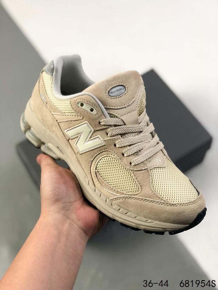 💰105 真标带半码！ 新百伦NB2002 balance 2002系列ML2002R ，那个老朋友回来了，十年前的经典设计，现在再次复刻于2010年推出，10年后新版被称为2002R，该当代版本的首回亮相将以灰色与黑色两个配色呈现，其设计秉承经典 New Balance 跑鞋轮廓，其鞋面由磨砂皮和网状面板制成，透气性好，应季性强，自带纹理更具运动时尚风。同时搭载 ABZORB 技术和 N-ergy 缓冲技术，Vibram橡胶黄金大底，耐磨性强，稳定性高，抓地更牢，不易打滑。 ID:681954S