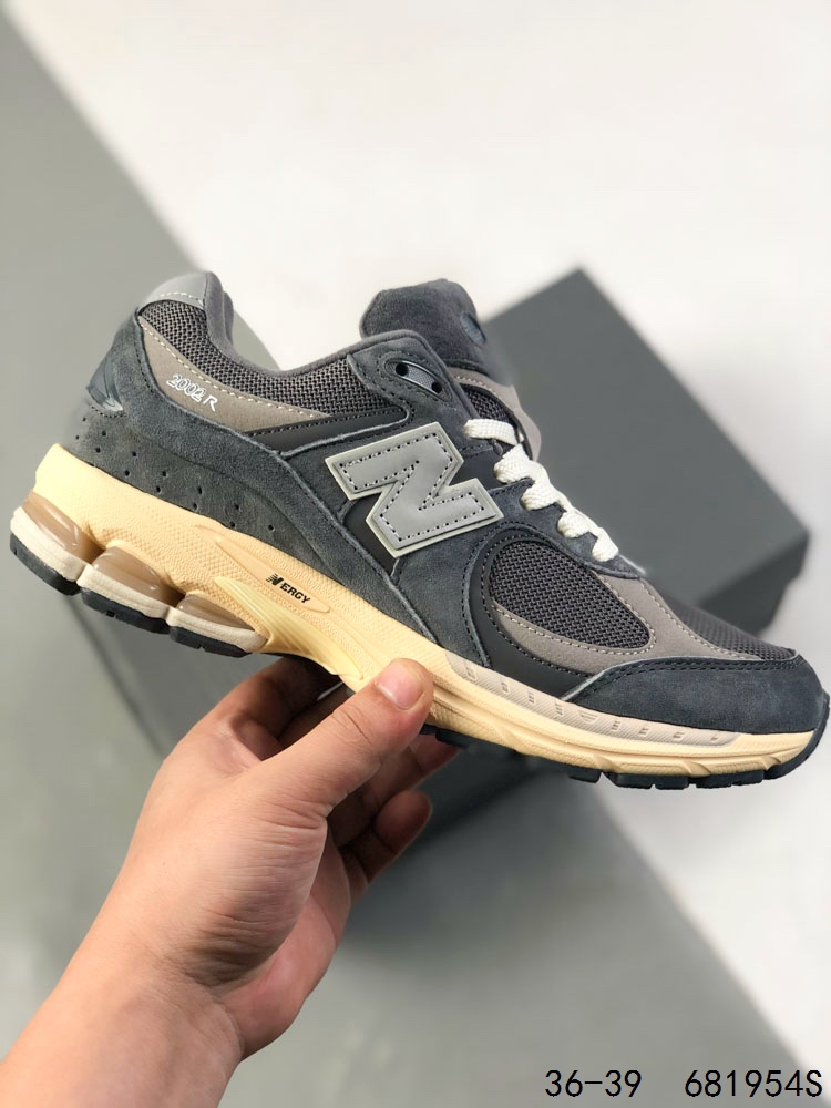 🈴️ 💰105 真标带半码！ 新百伦NB2002 balance 2002系列ML2002R ，那个老朋友回来了，十年前的经典设计，现在再次复刻于2010年推出，10年后新版被称为2002R，该当代版本的首回亮相将以灰色与黑色两个配色呈现，其设计秉承经典 New Balance 跑鞋轮廓，其鞋面由磨砂皮和网状面板制成，透气性好，应季性强，自带纹理更具运动时尚风。同时搭载 ABZORB 技术和 N-ergy 缓冲技术，Vibram橡胶黄金大底，耐磨性强，稳定性高，抓地更牢，不易打滑。 ID:681954S