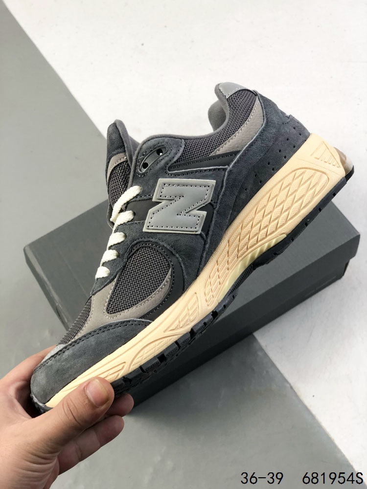 🈴️ 💰105 真标带半码！ 新百伦NB2002 balance 2002系列ML2002R ，那个老朋友回来了，十年前的经典设计，现在再次复刻于2010年推出，10年后新版被称为2002R，该当代版本的首回亮相将以灰色与黑色两个配色呈现，其设计秉承经典 New Balance 跑鞋轮廓，其鞋面由磨砂皮和网状面板制成，透气性好，应季性强，自带纹理更具运动时尚风。同时搭载 ABZORB 技术和 N-ergy 缓冲技术，Vibram橡胶黄金大底，耐磨性强，稳定性高，抓地更牢，不易打滑。 ID:681954S