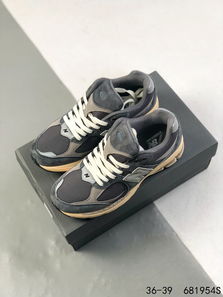 🈴️ 💰105 真标带半码！ 新百伦NB2002 balance 2002系列ML2002R ，那个老朋友回来了，十年前的经典设计，现在再次复刻于2010年推出，10年后新版被称为2002R，该当代版本的首回亮相将以灰色与黑色两个配色呈现，其设计秉承经典 New Balance 跑鞋轮廓，其鞋面由磨砂皮和网状面板制成，透气性好，应季性强，自带纹理更具运动时尚风。同时搭载 ABZORB 技术和 N-ergy 缓冲技术，Vibram橡胶黄金大底，耐磨性强，稳定性高，抓地更牢，不易打滑。 ID:681954S