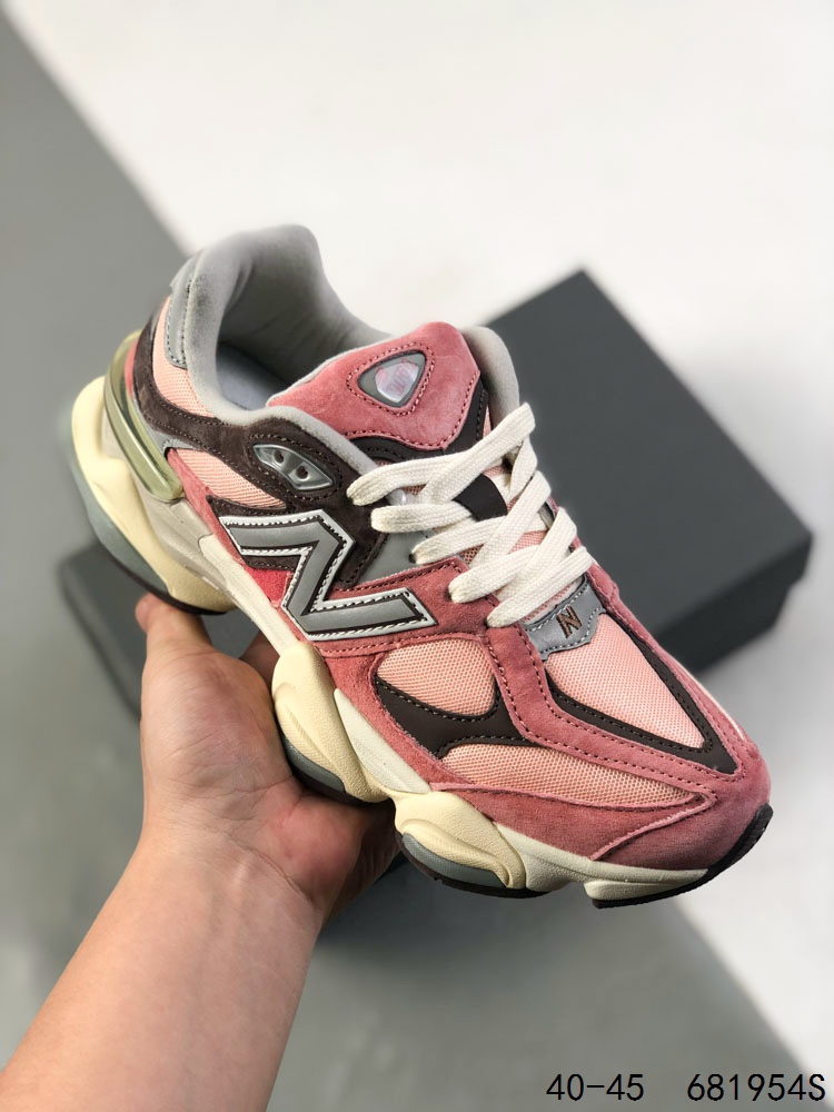 新百伦 Joe Freshgoods x New Balance NB9060 复古休闲运动慢跑鞋 #鞋款灵感源自设计师本人对夏日的怀日回忆.鞋面大身由空间双格及磨砂鞋面拼接而生,配以柔和、温暖的粉橘色调,夏日氛围拉满 #采用大面积网眼以及麂皮材质覆盖鞋身,还原经典气质.搭载ABZORB避震科技,由泡沫聚酯制成,上脚可以有效减少由鞋底反弹对身体及双腿的冲击力 尺码:如图 ID:681954S