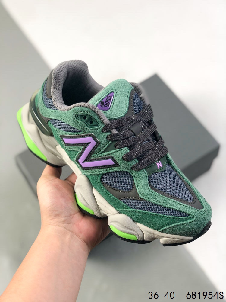 新百伦 Joe Freshgoods x New Balance NB9060 复古休闲运动慢跑鞋 #鞋款灵感源自设计师本人对夏日的怀日回忆.鞋面大身由空间双格及磨砂鞋面拼接而生,配以柔和、温暖的粉橘色调,夏日氛围拉满 #采用大面积网眼以及麂皮材质覆盖鞋身,还原经典气质.搭载ABZORB避震科技,由泡沫聚酯制成,上脚可以有效减少由鞋底反弹对身体及双腿的冲击力 尺码:如图 ID:681954S