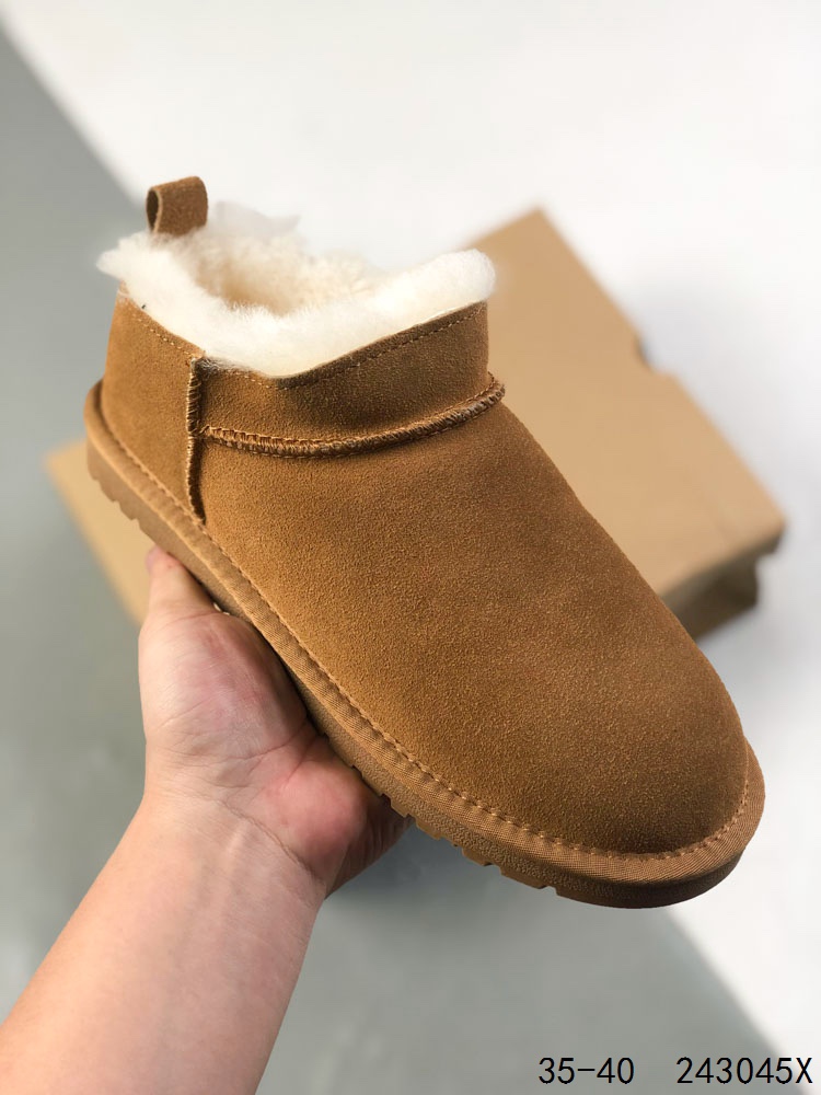 UGG 周冬雨Mini短靴秋冬羊皮毛一体雪地靴 全鞋采用ZP同厂 隆丰A级澳洲进口羊皮毛一体 品牌代工厂生产线 完全遵循ZP工艺流程 代工厂原厂版师 秉承无原鞋不开发选择 注重每一处细节 市面最正版型 TREADLITE”轻翼“科技外底 轻便/耐用/柔韧/桩型 Size:如图 ID:243045X