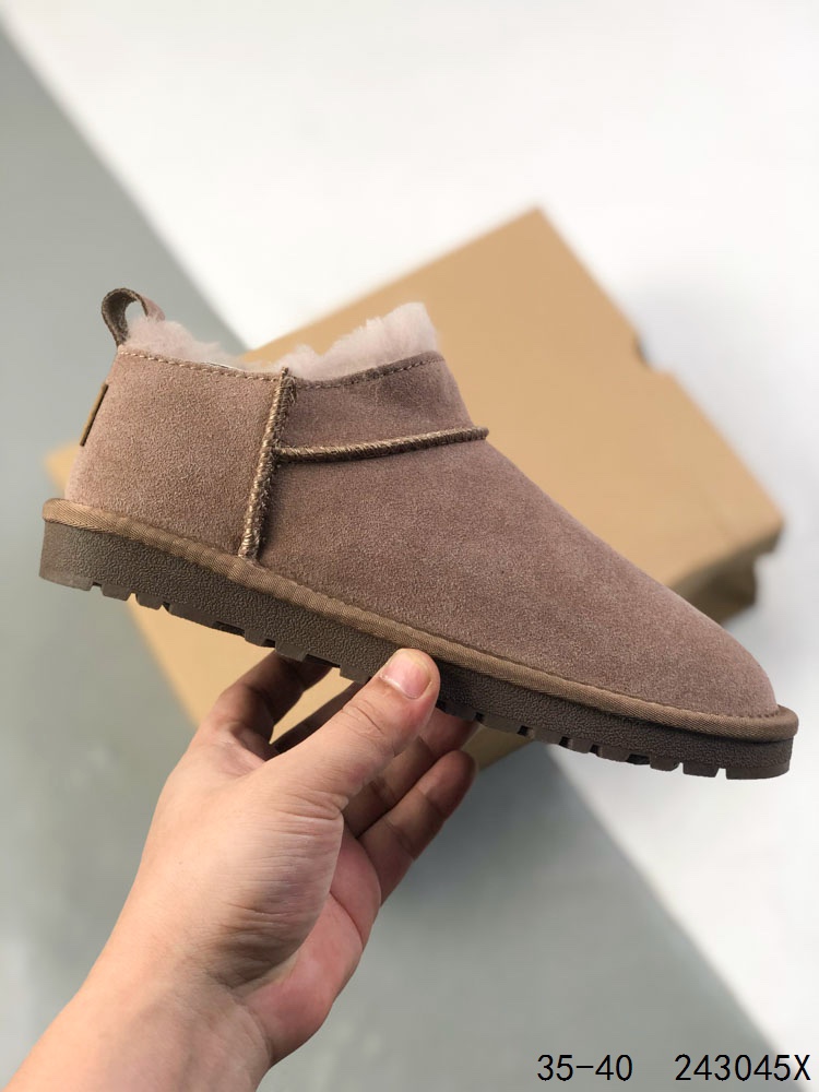 💰160 
UGG 周冬雨Mini短靴秋冬羊皮毛一体雪地靴 全鞋采用ZP同厂 隆丰A级澳洲进口羊皮毛一体 品牌代工厂生产线 完全遵循ZP工艺流程 代工厂原厂版师 秉承无原鞋不开发选择 注重每一处细节 市面最正版型 TREADLITE”轻翼“科技外底 轻便/耐用/柔韧/桩型  
Size：如图
ID:243045X