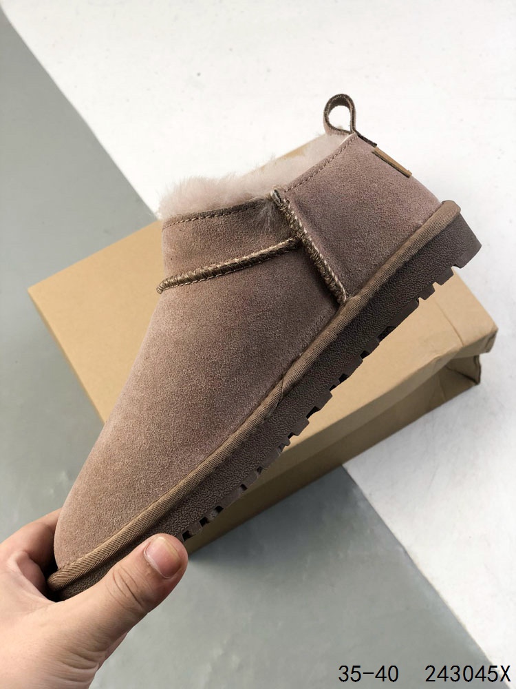 💰160 
UGG 周冬雨Mini短靴秋冬羊皮毛一体雪地靴 全鞋采用ZP同厂 隆丰A级澳洲进口羊皮毛一体 品牌代工厂生产线 完全遵循ZP工艺流程 代工厂原厂版师 秉承无原鞋不开发选择 注重每一处细节 市面最正版型 TREADLITE”轻翼“科技外底 轻便/耐用/柔韧/桩型  
Size：如图
ID:243045X